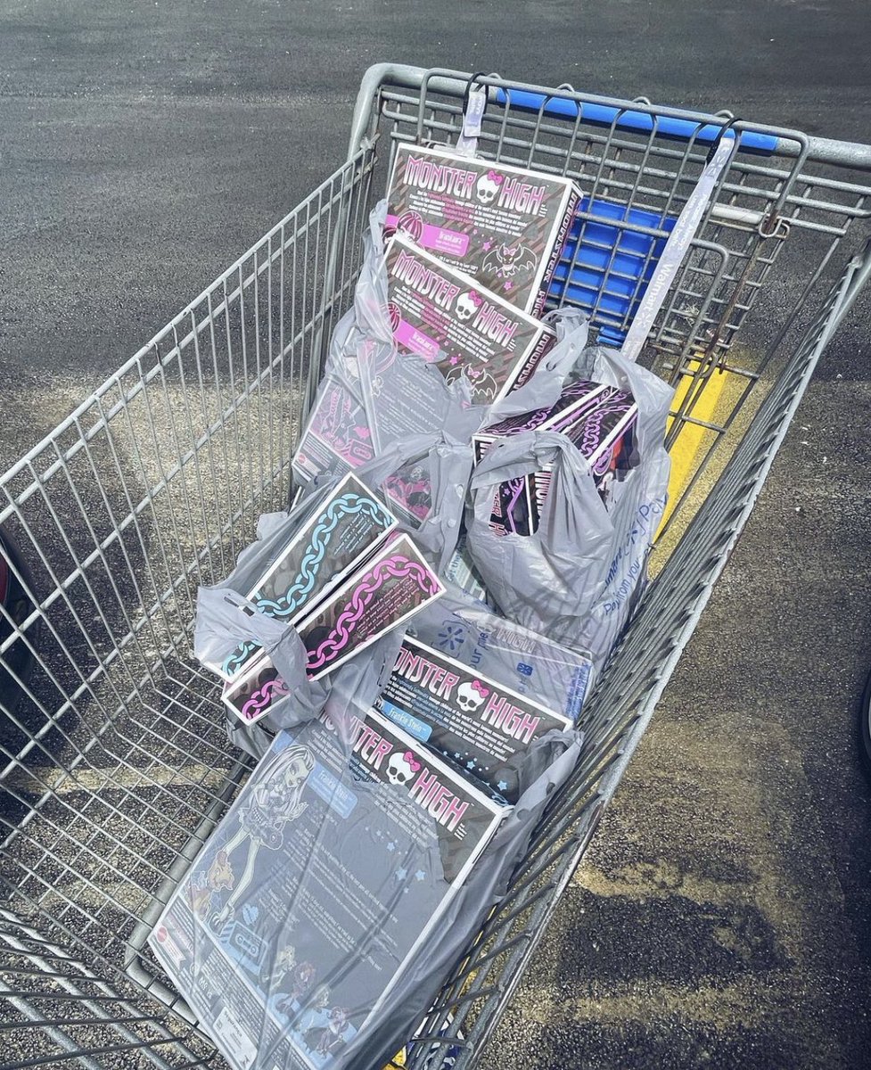 Monsterhighluvm's tweet photo. Here come the scalpers https://t.co/GThBb4jGSF