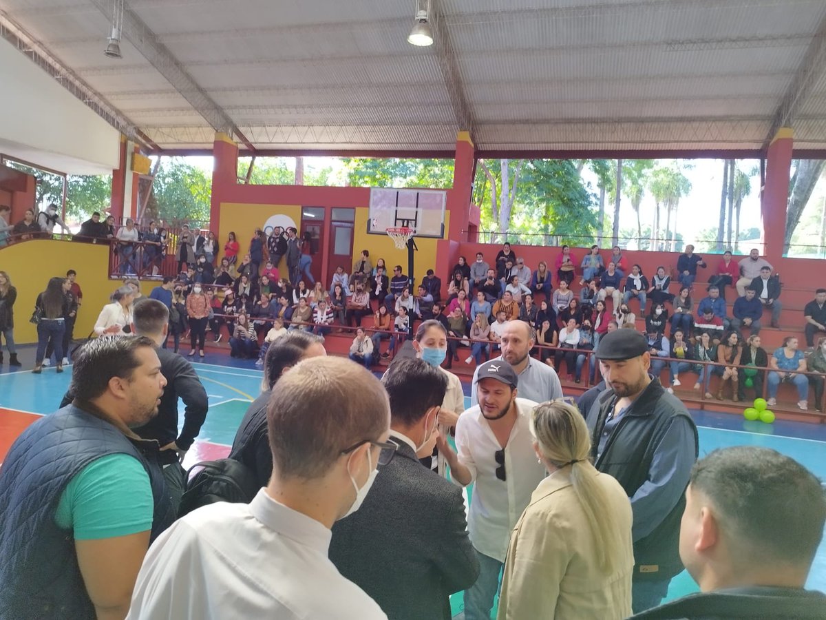 nanduti's tweet photo. Doloroso relato de la madre del niño que habría sido víctima de abuso sexual en un colegio de Lambaré

"Este calvario empezó el 31 de marzo, vi que mi hijo vino con el uniforme sucio. Me dijo que se hicieron amigos de unos adolescentes y que ellos le iban a dar consignas" #1020AM https://t.co/UEZJEuQZQS