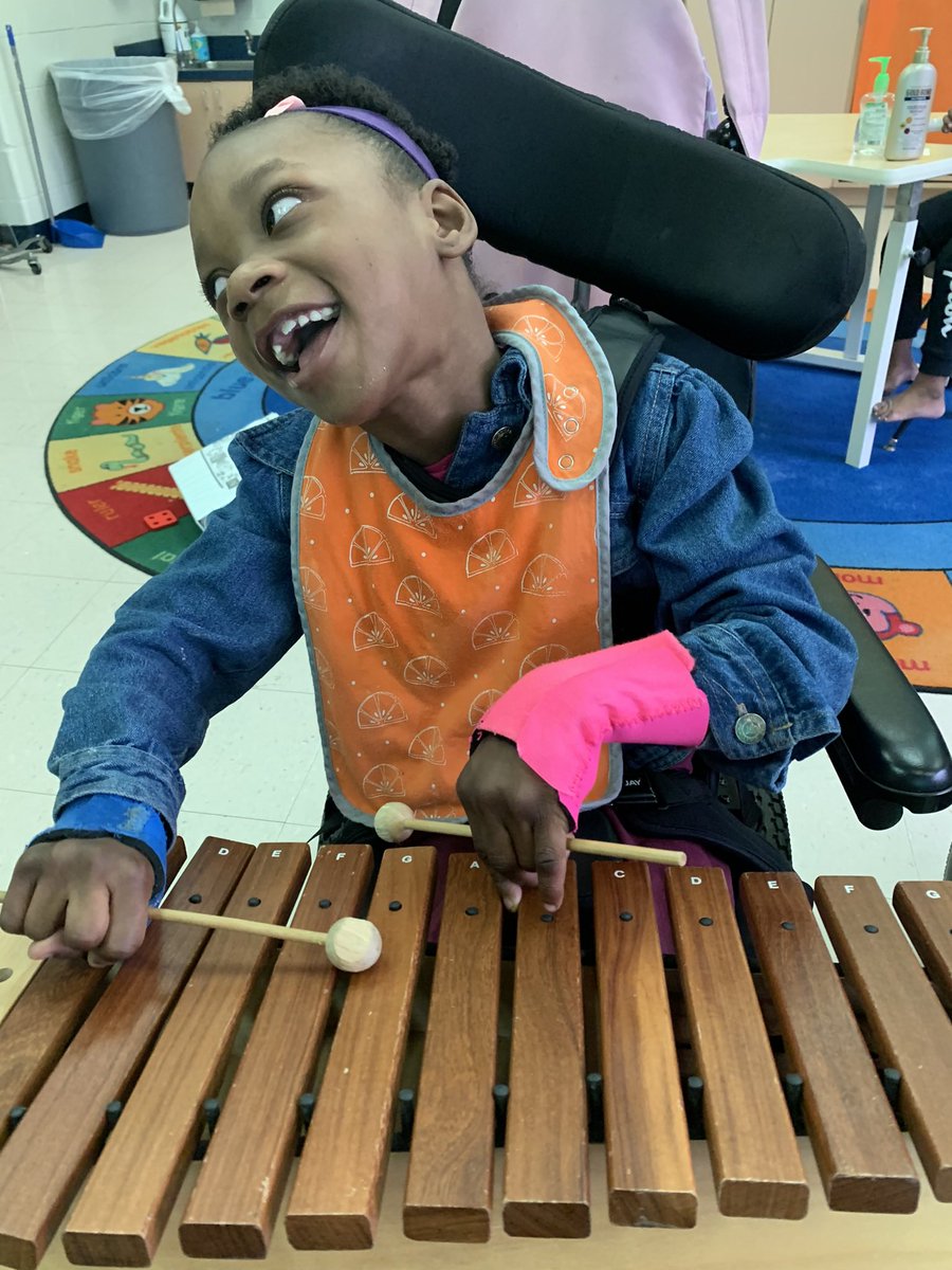 MTjessfrederick's tweet photo. Throwback to some fun working on grip strength and fine motor skills while jamming on the xylophone! 🎶🎵🎶🎉😊 #apsarts #finemotorskills #musictherapy @sara_womack @APSCascadeES https://t.co/ftGIEqdi1x