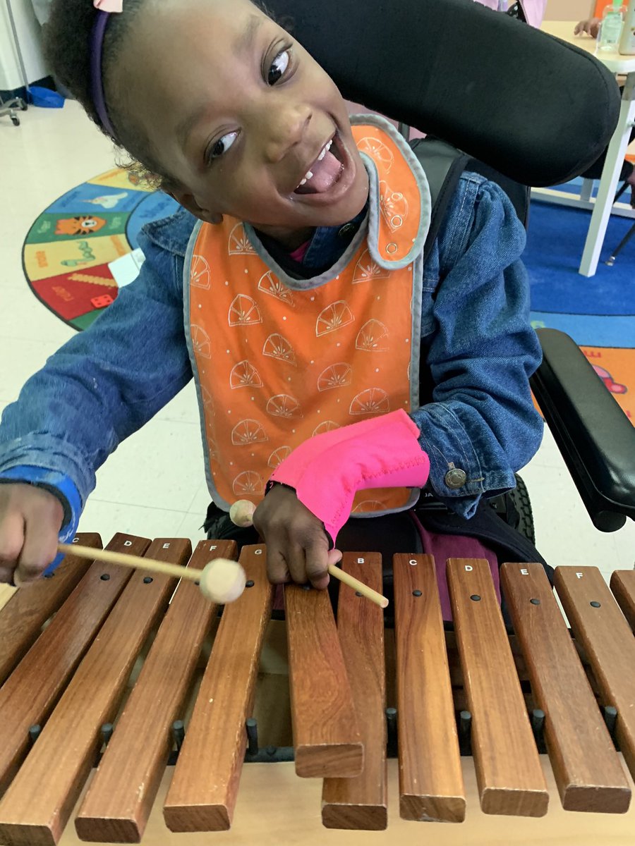 MTjessfrederick's tweet photo. Throwback to some fun working on grip strength and fine motor skills while jamming on the xylophone! 🎶🎵🎶🎉😊 #apsarts #finemotorskills #musictherapy @sara_womack @APSCascadeES https://t.co/ftGIEqdi1x