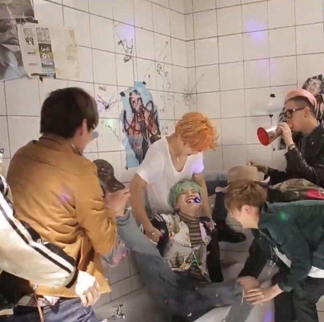 miingloss_'s tweet photo. ¿Significado completo de HYYH Era?
—La serie HYYH contiene la historia de las dificultades de la vida de los jóvenes adultos. Cada uno de los miembros de BTS representa una historia diferente. La historia principal se centra en las dificultades de Tae con su familia. https://t.co/GZv7sD4prK