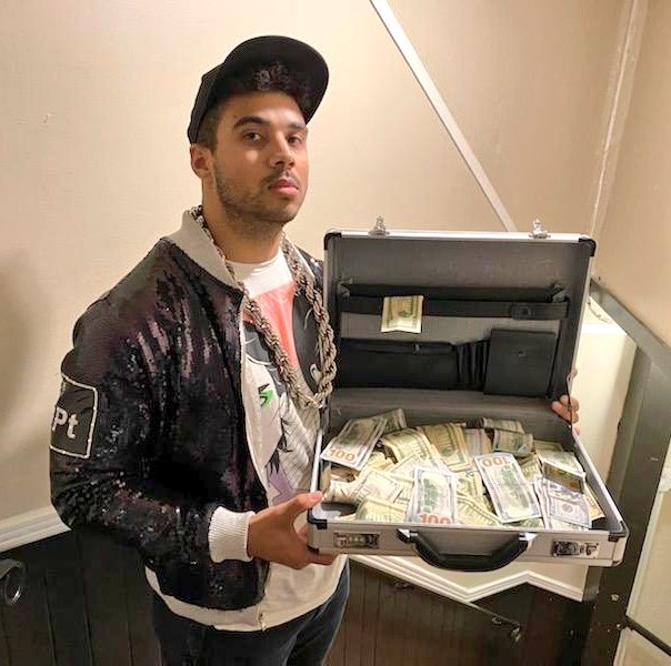 PlatinumMax's tweet photo. 🗣️ Yo! Listen! 🗣️
Last night at #WrestlingOpen, I put $10K of my own money on the line 💰
Any member of the roster can win it. All they have to do is last 10 minutes with the Best Wrestler Alive™
It's 10K for 10 Minutes! It starts NEXT WEEK at @WrestlingOpen
#MicDrop 🎤⬇️💥 https://t.co/EWmX0k8FZA
