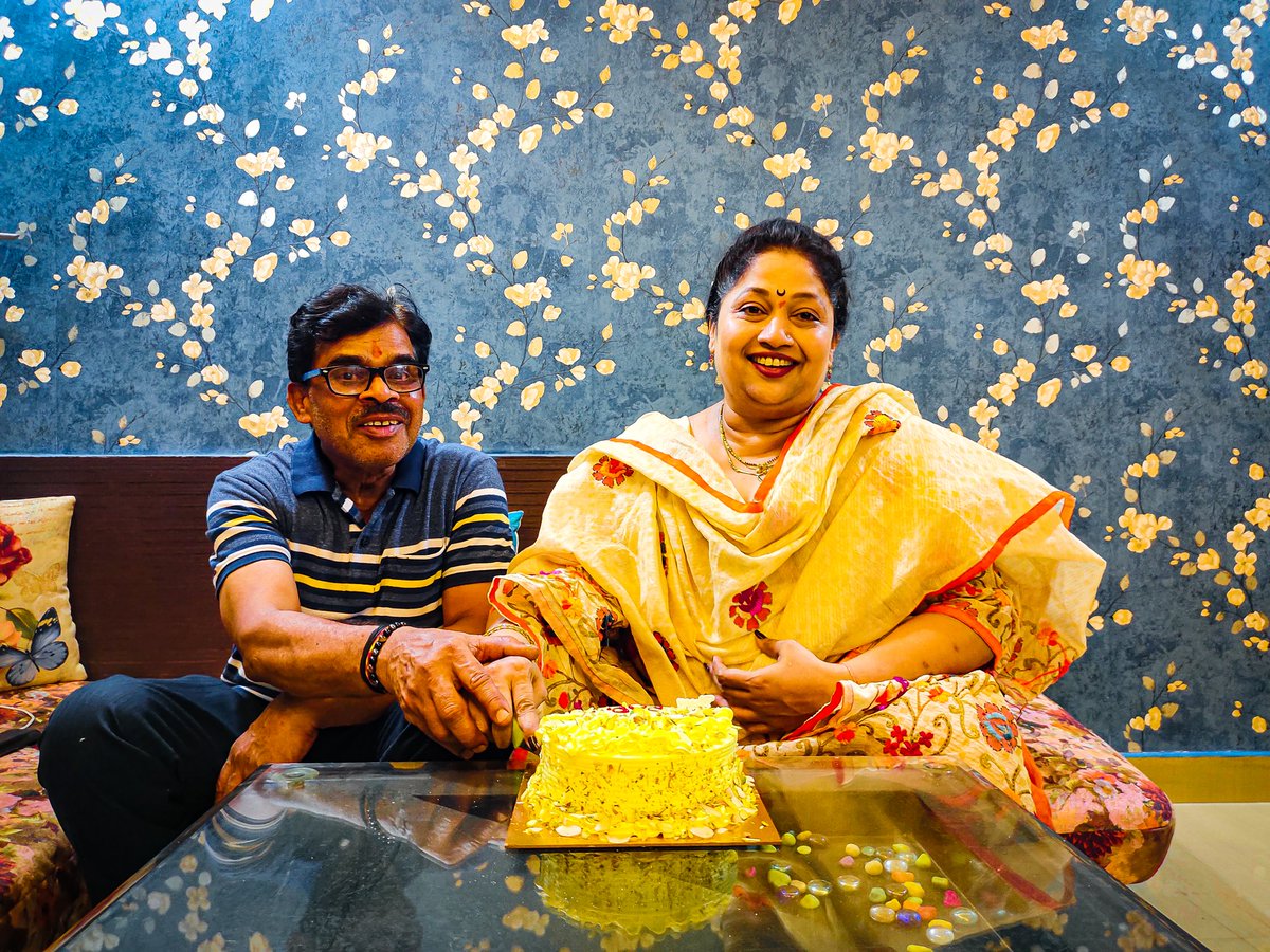 Vinit45971854's tweet photo. My World, My life
Happy Anniversary mum-pup
.
.
.
#mum #pup #mummy #pappa #anniversary #anniversarycake #celebration #fun #funmood #familytime #familytime❤️ #family #familyguy https://t.co/7sra4nPUdd