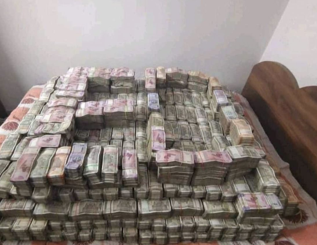 DrGauravGarg4's tweet photo. झारखंड की IAS पूजा सिंघल के CA के घर से मिला 17 करोड़ से ज़्यादा कैश. अभी गिनती जारी है.
She cleared IAS means she also cleared #ETHICS GS Paper IV. Shame on such IAS officers who are a blot on the profession. She is secretary, mining department, #Jharkhand. https://t.co/cbMi7KVhR9