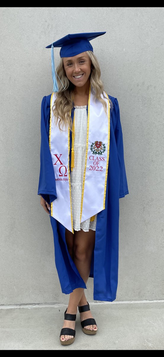 PickleDugle's tweet photo. Congrats to my little girl @DugleKarly #GrownUp #UKGrad https://t.co/b6dYlzrKQV