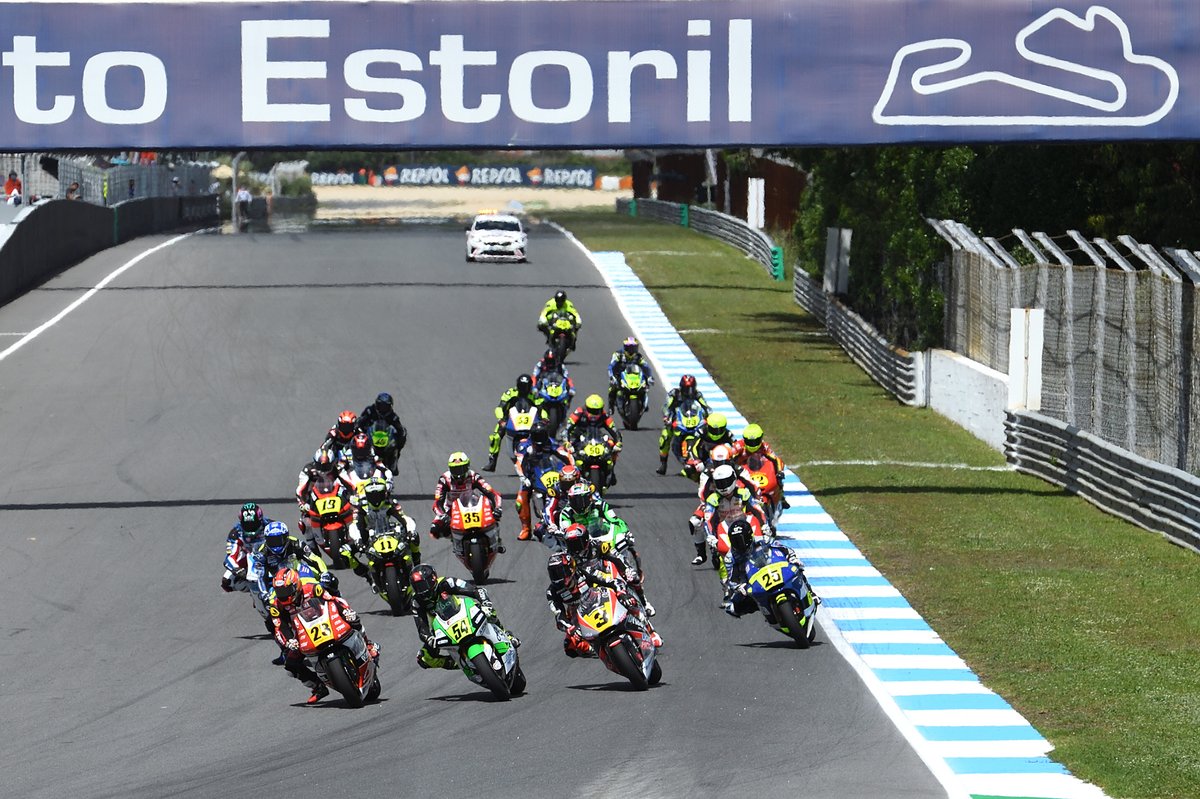 rfme_oficial's tweet photo. ¡¡Arranca el FIM JuniorGP en el Circuito de Estoril!! Este fin de semana da comienzo este certamen en el que compiten muchos pilotos españoles con la mirada puesta en su camino hacia MotoGP. Mucha suerte a todos! #fimcev #fimjuniorgp #rfme #estoril https://t.co/hAW92zkVn3