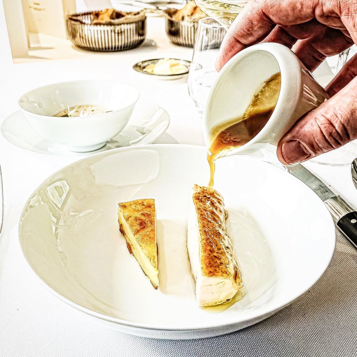 parisladouce's tweet photo. Le chef Frédéric Anton imaginé un menu gastronomique autour de la cuvée millésimée Louis Salmon 2008 de @_Billecart Salmon. A déguster depuis le 1er mai au restaurant de la Tour Eiffel Le Jules Verne #champagne #louissalmon2008 #fredericanton #lejulesverne #billecartsalmon https://t.co/kxtQ4s9lvI