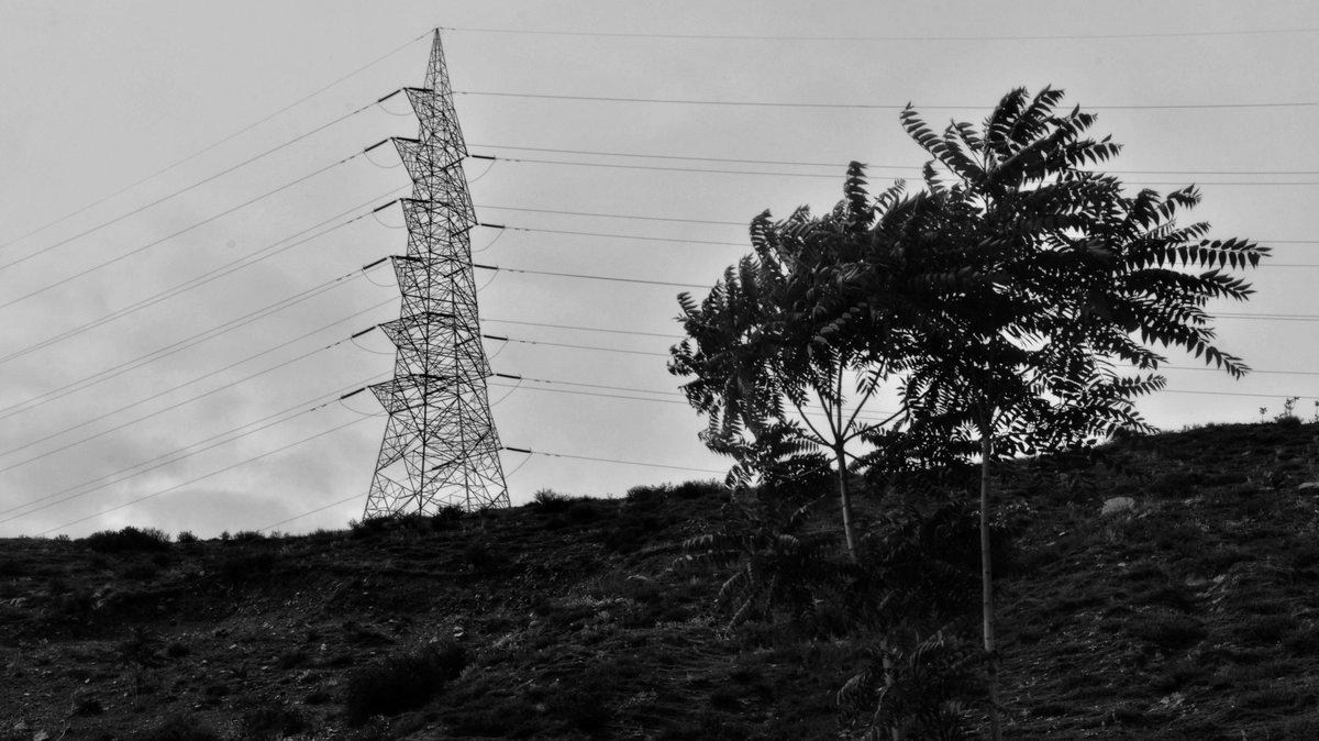 raashidjk's tweet photo. FOUR LEVELS.

There are ups, downs, lefts and rights in every phase of existence but if one will not overcome them and discover the true motive of self... 

Shots with @bEkhusHaL 

#sopore #baramulla #srinagar #botingoo #electricity #kashmir https://t.co/Sr2Ix90RQ8