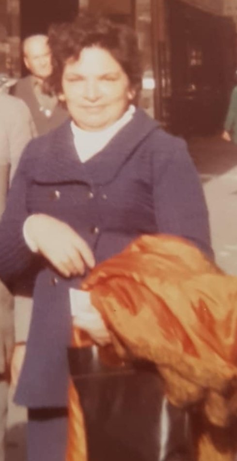 CharliEnchanted's tweet photo. Atrás de mí hay mujeres fuertes, son parte de mi raíz, enseñaron tanto...
Ella una mujer que no le gustaba que le llamaramos "abuela" sino "mamá Meche", era coqueta con porte, con historias de terror nos reunía las veces que nos veía aburridos,poseía una sazón envidiable https://t.co/5k3KcVe8lJ