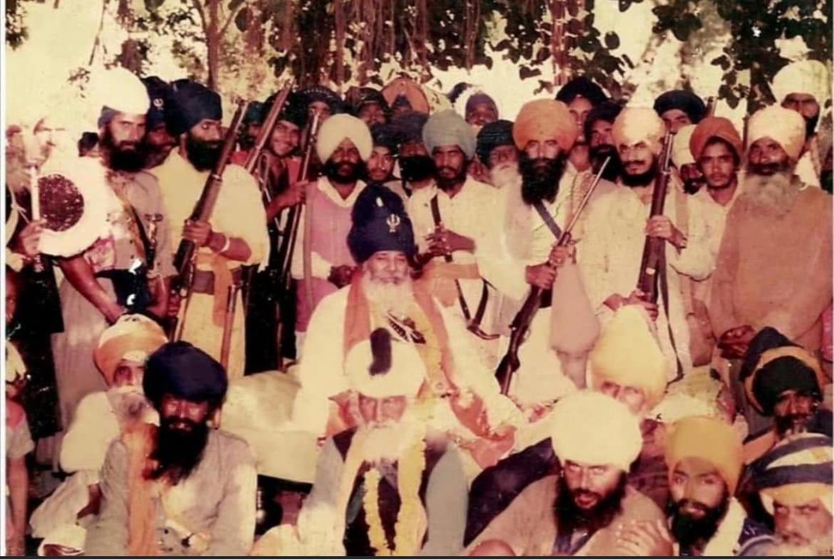 ਸਿੰਘਨ ਪੰਥ ਦੰਗੈ ਕੋ ਭਇੳ।
ਸਿੰਘਨ ਜਨਮ ਸੰਗ ਸ਼ਸਤ੍ਰਨ ਲਇੳ।
ਪੰਥ ਪਾਤਸ਼ਾਹ ਜਥੇਦਾਰ ਬਾਬਾ ਸੰਤਾ ਸਿੰਘ ਅਕਾਲੀ ੯੬ ਕਰੋੜੀ
