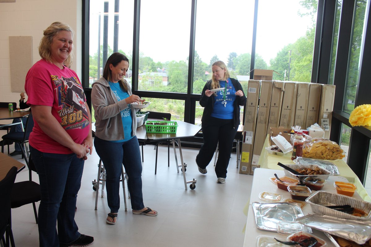 DanvilleSchools's tweet photo. Lunch from Danville Buffalo Wings and Rings at @maryghogsett for #TeacherAppreciationWeek! Thank you! #ThankATeacher 💙 https://t.co/veTeknsCAl