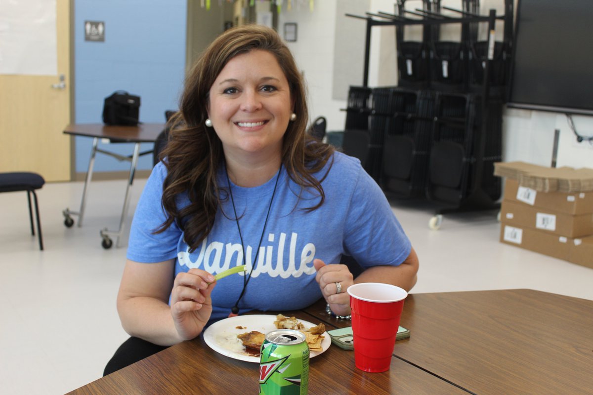 DanvilleSchools's tweet photo. Lunch from Danville Buffalo Wings and Rings at @maryghogsett for #TeacherAppreciationWeek! Thank you! #ThankATeacher 💙 https://t.co/veTeknsCAl