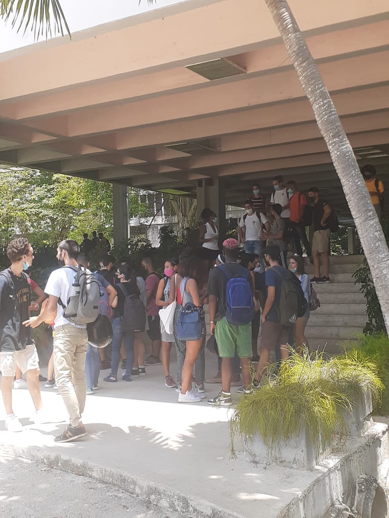 Camino al Banco Provincial de Sangre de #LaHabana el primer grupo de cujaeños donantes. Se alista el 2do grupo.
En #Cuba, la solidaridad es un principio de vida.🇨🇺👏