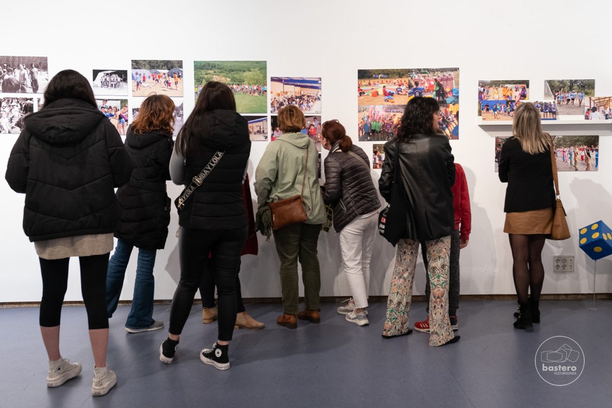 AndoaingoUdala's tweet photo. 📷🎞 #EXPOSICIÓN #Andoain KANPEZU 50 URTE > Las acampadas comenzaron en la localidad alavesa hace 50 años y han pasado por allí much@s andoaindarras.

Su trayectoria se resume a través del testimonio fotográfico "un hotel de un millón de estrellas" uniendo diferentes generaciones https://t.co/SA58ukY6Pl