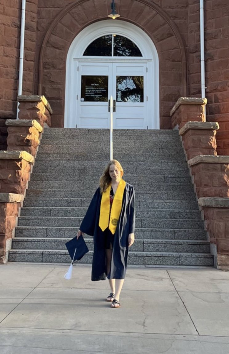 izzy111641's tweet photo. So very proud of you Amie! Your going places kid❤️ #NAUgrad https://t.co/U43yfbowNs