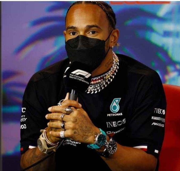 pitinsider's tweet photo. Hamilton: "If they stop me, then so be it." 

Lewis Hamilton fine with not racing in #MiamiGP if FIA enforces jewellery ban. https://t.co/0fXXjpStrH