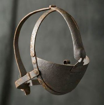 AfricanArchives's tweet photo. Slaves who dared to speak up to/against their master suffered the punishment of the Iron Mask. During the harvest of sugarcane, the iron masks were used to prevent them from tasting or eating the cane when they were thirsty or hungry.

⚠️THREAD⚠️ https://t.co/vnvHfosJzz