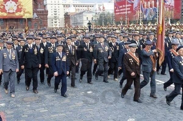 Communist_World's tweet photo. Ветераны Великой Отечественной войны во время парада в честь 40-летия Великой Победы на Красной площади в Москве, 9 мая 1985 года. https://t.co/ScRThy4QvK