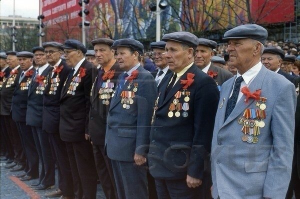 Communist_World's tweet photo. Ветераны Великой Отечественной войны во время парада в честь 40-летия Великой Победы на Красной площади в Москве, 9 мая 1985 года. https://t.co/ScRThy4QvK