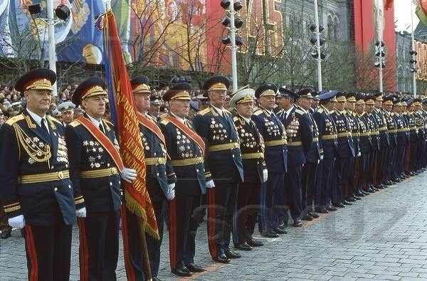 Communist_World's tweet photo. Ветераны Великой Отечественной войны во время парада в честь 40-летия Великой Победы на Красной площади в Москве, 9 мая 1985 года. https://t.co/ScRThy4QvK