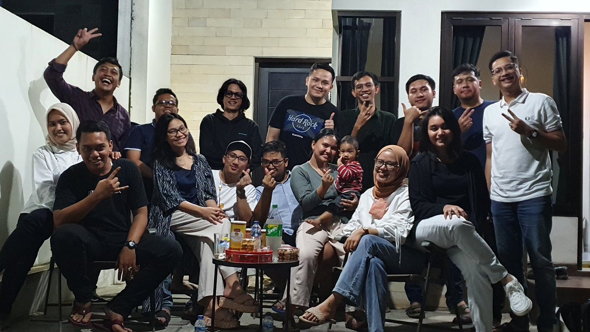 adhikrisnanta's tweet photo. Senang sekali bisa menyambut dulur2ku di rumah. Buat yg arus balik ke jakarta hati2 di jalan, dan sisanya harus menyiapkan mental untuk hari senin 👍 selamat lebaran dan liburan. https://t.co/zAcW9a7UIf