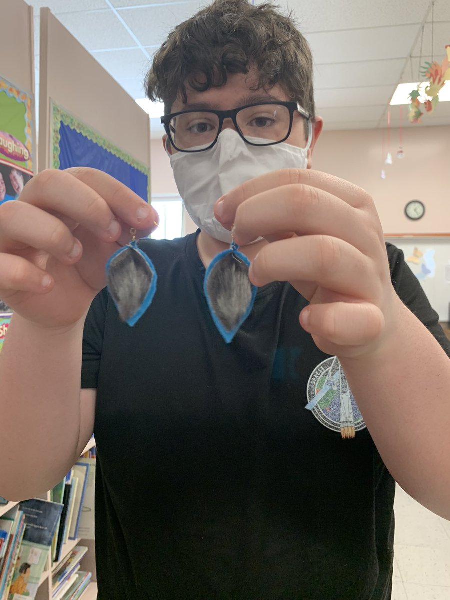 MsPoole_STEM's tweet photo. Our K-12 Students had so much fun making Seal Skin Keychains and Earrings for the Mother’s in their lives. They even got to play Connect 4 when done 🙌🏻 🦭 @NLESDCA #exploringculture #handsonlearning #SEL #StPetersSchool https://t.co/FpN0V4k1Ws