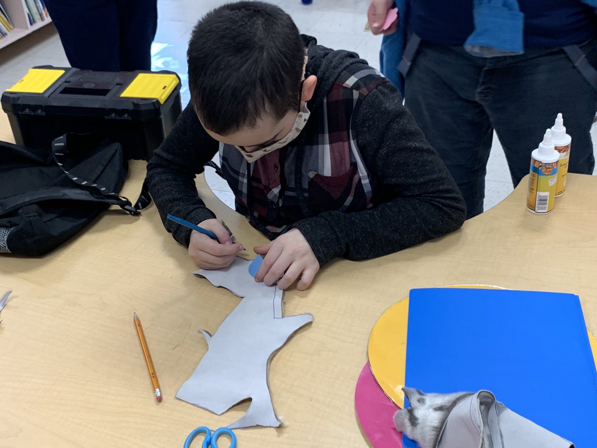 MsPoole_STEM's tweet photo. Our K-12 Students had so much fun making Seal Skin Keychains and Earrings for the Mother’s in their lives. They even got to play Connect 4 when done 🙌🏻 🦭 @NLESDCA #exploringculture #handsonlearning #SEL #StPetersSchool https://t.co/FpN0V4k1Ws