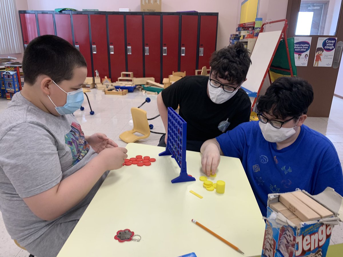 MsPoole_STEM's tweet photo. Our K-12 Students had so much fun making Seal Skin Keychains and Earrings for the Mother’s in their lives. They even got to play Connect 4 when done 🙌🏻 🦭 @NLESDCA #exploringculture #handsonlearning #SEL #StPetersSchool https://t.co/FpN0V4k1Ws