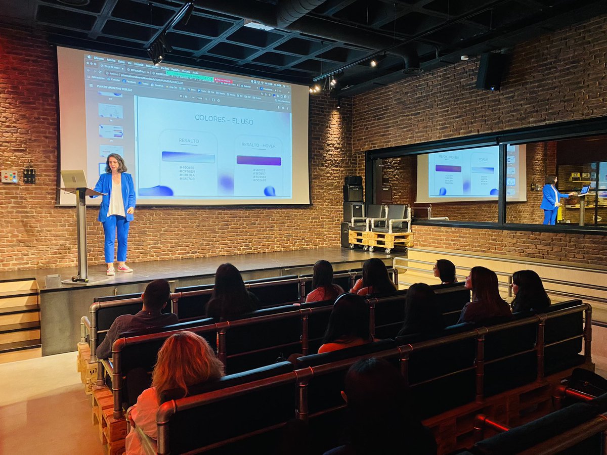 jordisanildefon's tweet photo. Adriana Álvarez (@AdriAlvarezCM) nos presenta el TFM de la marca Weblezz 😍 en el #MasterAulaCM sobre el escenario de @aulaCM https://t.co/fj1U9vkYYJ