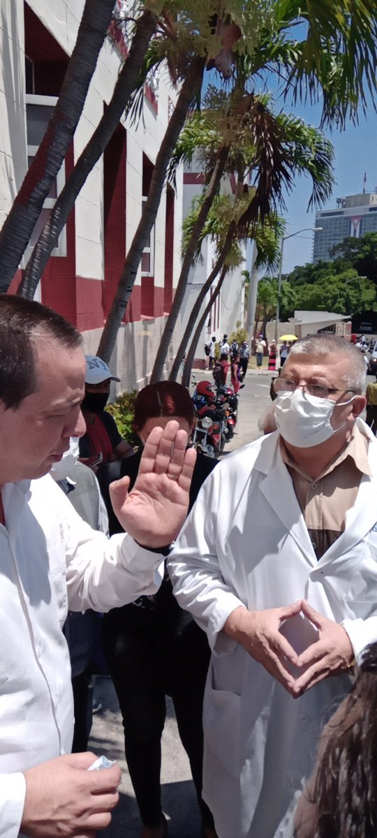 YanetHzP's tweet photo. Continúan las acciones de atención a los accidentados en el hospital Calixto Garcia. @torres_iribar @gobhabana https://t.co/Sfm5rFXf2A