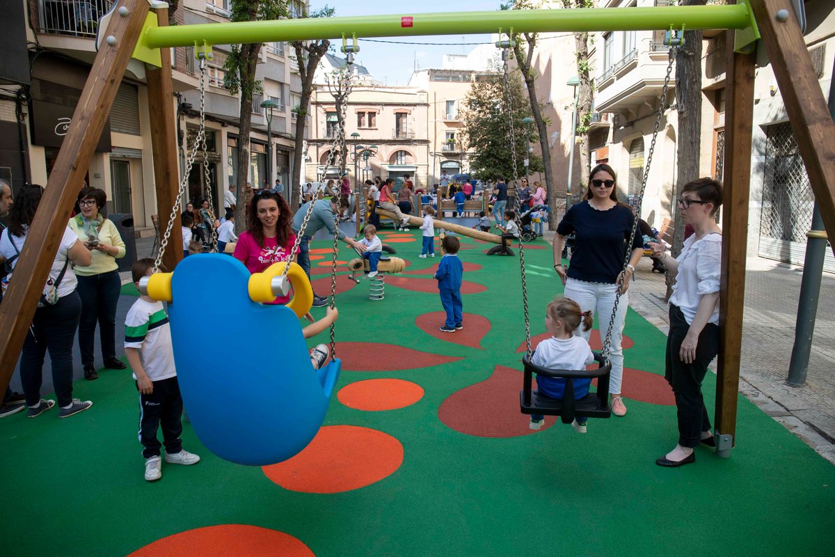 TGNAjuntament's tweet photo. 🛝Avui s'ha inaugurat un nou #parcinclusiu infantil al c. Ixart, que respon a les reivindicacions històriques dels veïns del centre de la ciutat.
🦽L'alcalde @pauricoma ha anunciat que tots els nous parcs de #Tarragona a partir d'ara seran inclusius.
ℹ️https://t.co/IjwXDjdyTI https://t.co/cUXep9I3wM