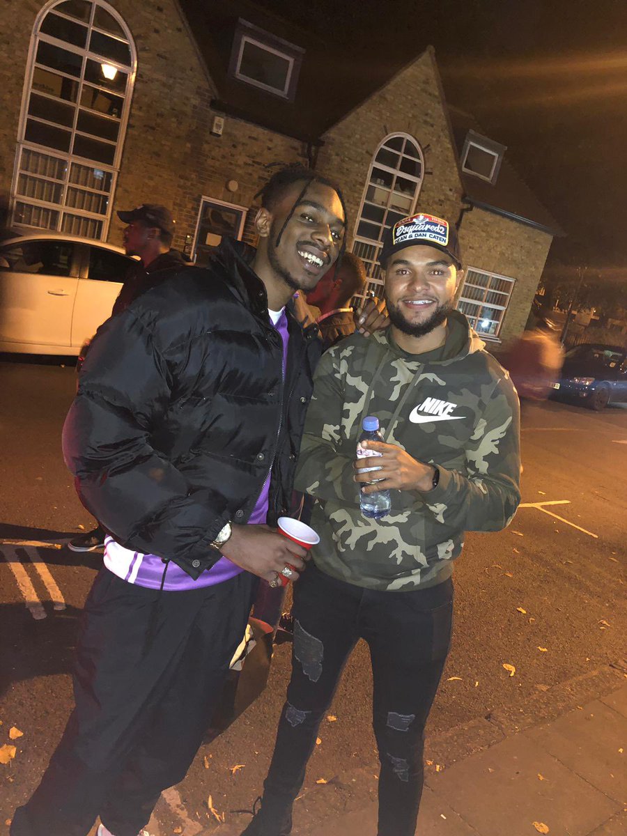 TyroneMc__'s tweet photo. π Knucks: From 2014 SoundCloud, first gig in β19 to #AlphaPlace.
I bumped into him after that gig, 45 minutes later we was still there chatting about every day life.
A real musician, whoβs stayed true to himself in delivering his sound.
Deserves his flowersπ€΄πΎ
#NoDaysOff https://t.co/Sn1Eyo8wlR