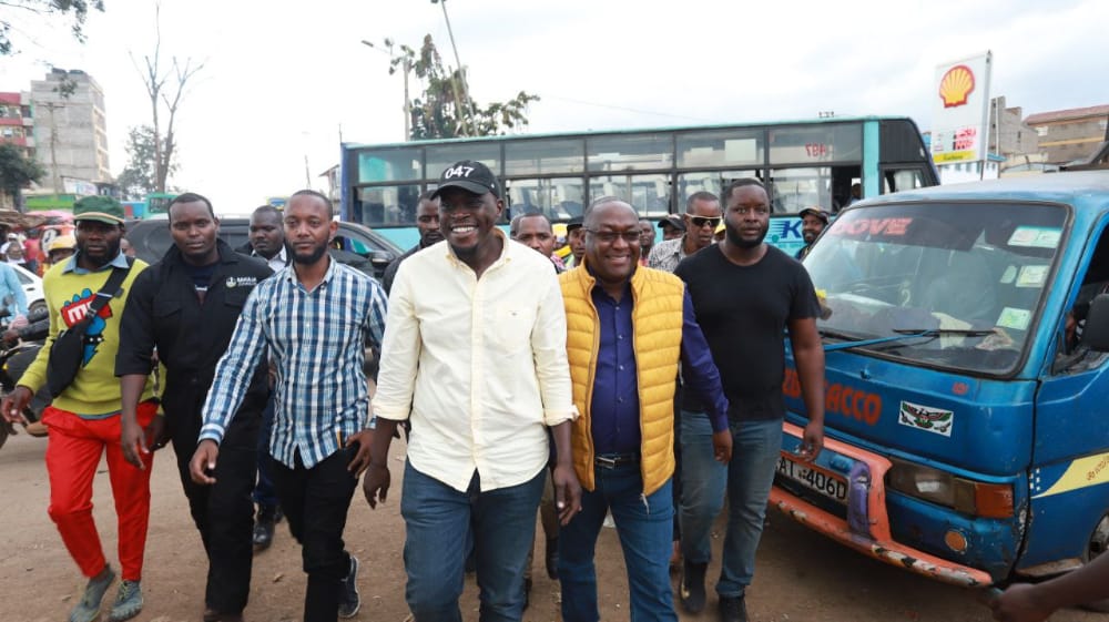 JNjorogeMuchiri's tweet photo. Today my governor @SakajaJohnson  and I visited the residents of Kawangware, accompanied by @KiarieJohn, Dagoretti South MP, and Nairobi MCAs.  
#SiasaSafiBiasharaSafi
#LetsMakeNairobiWork https://t.co/Z74iTj3xXD https://t.co/fEBJuVE2UC