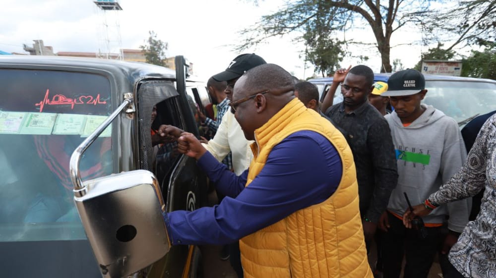 JNjorogeMuchiri's tweet photo. Today my governor @SakajaJohnson  and I visited the residents of Kawangware, accompanied by @KiarieJohn, Dagoretti South MP, and Nairobi MCAs.  
#SiasaSafiBiasharaSafi
#LetsMakeNairobiWork https://t.co/Z74iTj3xXD https://t.co/fEBJuVE2UC