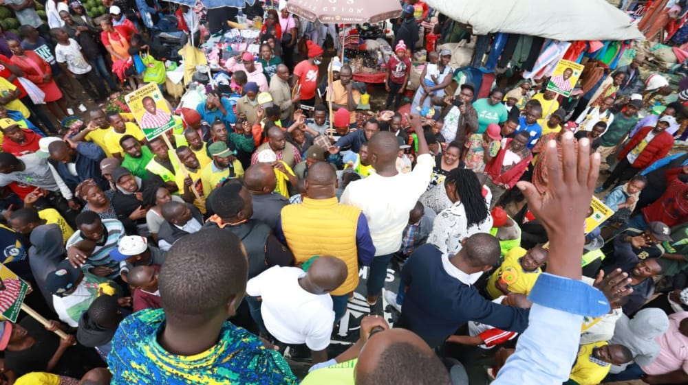 JNjorogeMuchiri's tweet photo. Today my governor @SakajaJohnson  and I visited the residents of Kawangware, accompanied by @KiarieJohn, Dagoretti South MP, and Nairobi MCAs.  
#SiasaSafiBiasharaSafi
#LetsMakeNairobiWork https://t.co/Z74iTj3xXD https://t.co/fEBJuVE2UC