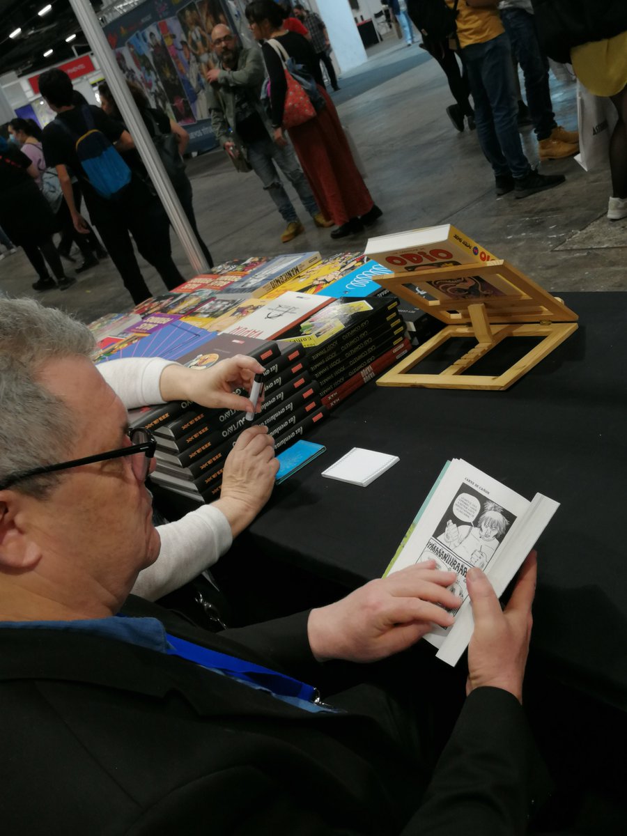LaCupulaComic's tweet photo. Peter Bagge leyendo Carne de cañón.
#UndergroundConnection https://t.co/G8kPtXLTfH