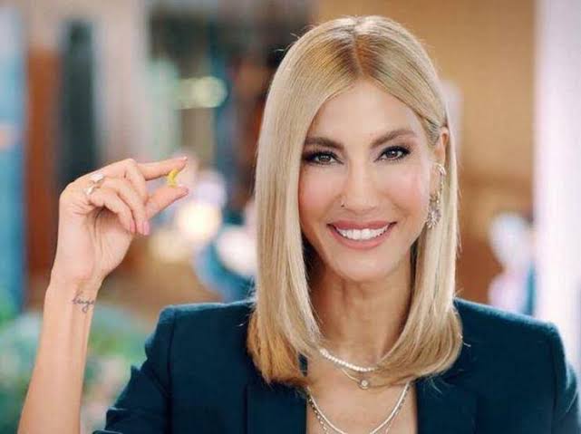 Cagla Sikel'e Victoria's Secret'ten teklif gelmesi ama Cagla'nin bu teklifi reddedip Cennet Mahallesi'nde cingene rolünü oynamasi