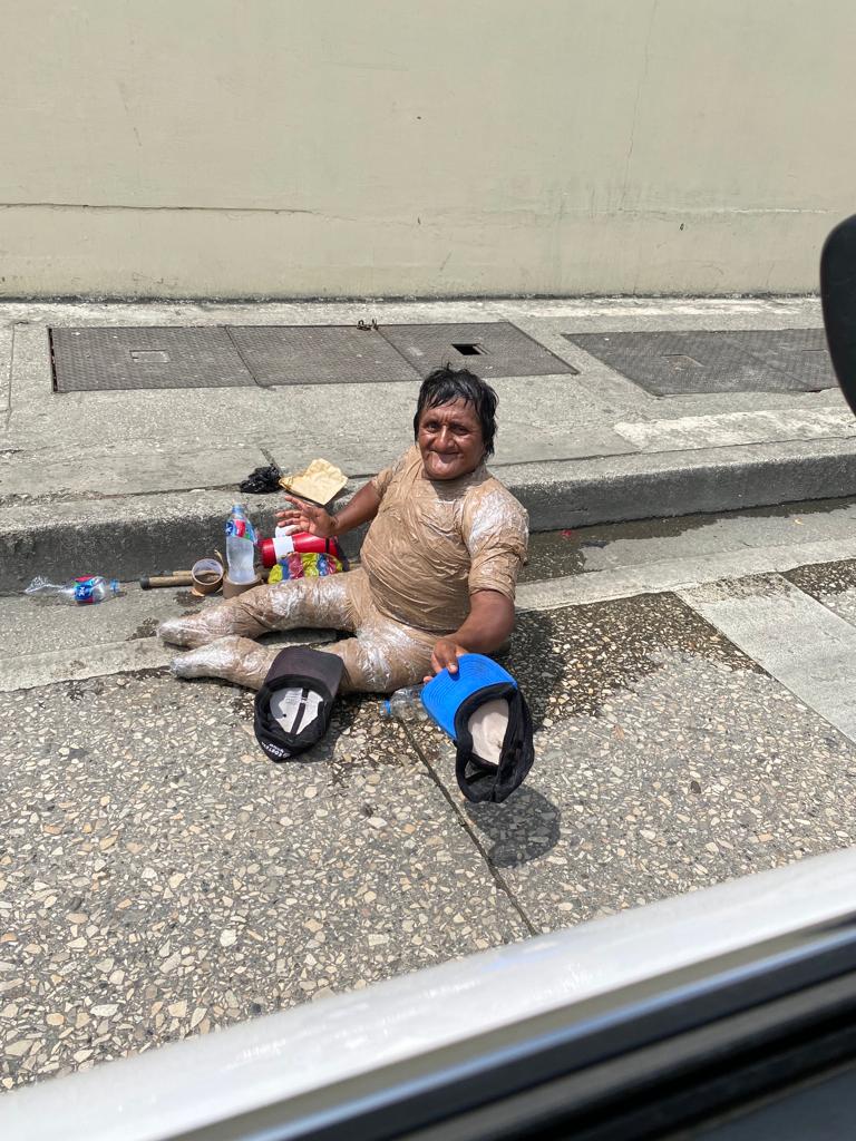 paoCercado's tweet photo. Hola, quisiera poder solicitar ayuda para este señor. Lo he visto todos los días, en sol y lluvia, así tal como lo ven, en un semáforo entre la coca cola y el colegio Mariscal sucre.
Siempre lo veo solo y muy rojo por el calor terrible de guayaquil. Indica que solo desea una https://t.co/V5JdoXso7f