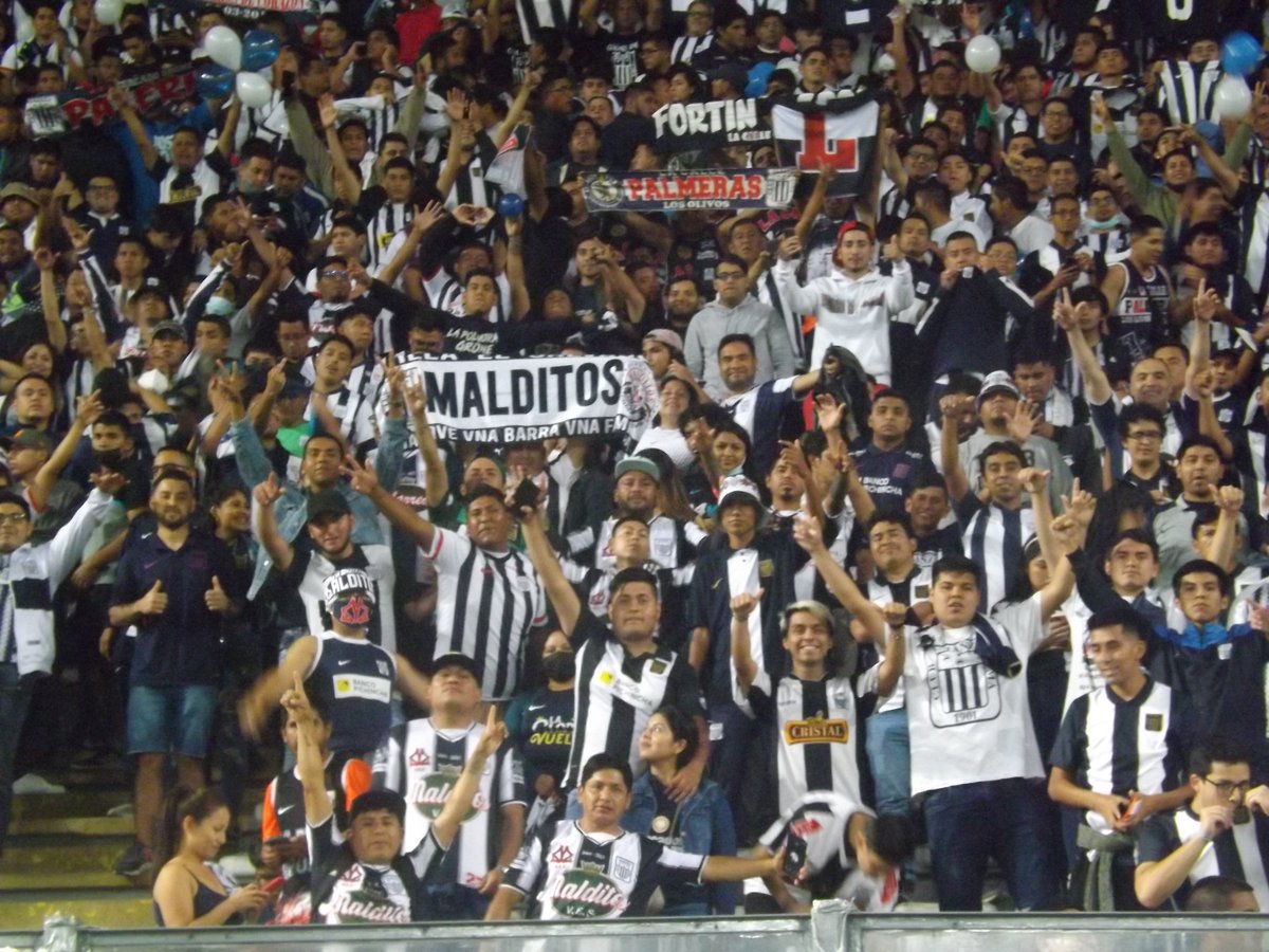 7Llaya's tweet photo. Las hinchadas de Alianza Lima y Colo Colo vieron un gran partido. En el empate 1-1 en el estadio Nacional. Por la cuarta fecha de la copa Libertadores.

📸 Juan Julca https://t.co/YCScQ38kH1