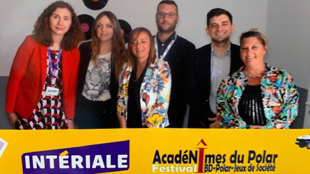 Interiale's tweet photo. #VendrediLecture | 📚👮Depuis jeudi, BD, romans, jeux de société, démos et animations battent leur plein aux #Acadenîmes du polar de l'ENP Nîmes et ça continue ce week-end. ! 🙌 Les équipes d'INTÉRIALE, partenaire de l'événement, étaient ravies d'y participer avec une animation. https://t.co/8ezDKs0OQv