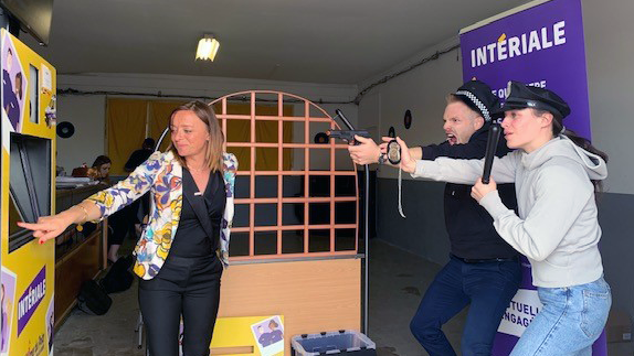 Interiale's tweet photo. #VendrediLecture | 📚👮Depuis jeudi, BD, romans, jeux de société, démos et animations battent leur plein aux #Acadenîmes du polar de l'ENP Nîmes et ça continue ce week-end. ! 🙌 Les équipes d'INTÉRIALE, partenaire de l'événement, étaient ravies d'y participer avec une animation. https://t.co/8ezDKs0OQv
