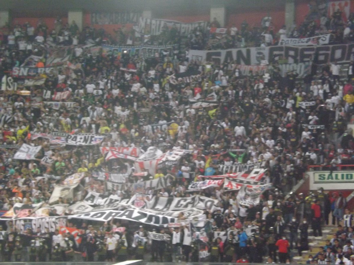 7Llaya's tweet photo. Las hinchadas de Alianza Lima y Colo Colo vieron un gran partido. En el empate 1-1 en el estadio Nacional. Por la cuarta fecha de la copa Libertadores.

📸 Juan Julca https://t.co/YCScQ38kH1