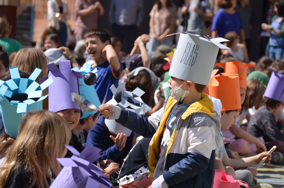 escolasadako's tweet photo. GRÀCIES, BLAS! Avui es jubila el Blas, el nostre cap de cuina des de fa 32 anys i tot l'alumnat de l'escola i el personal ens hem reunit a la Plaça per fer-li el comiat que es mereix. https://t.co/8vvCtmeHaM