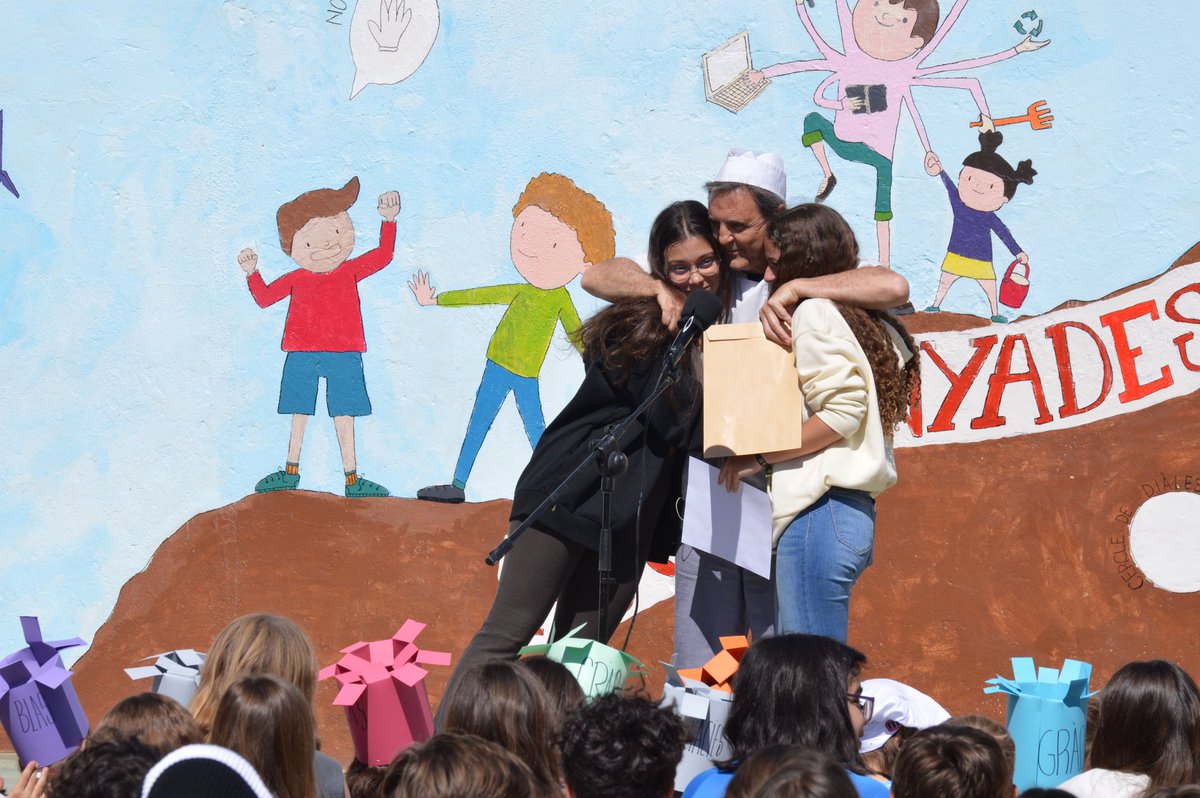 escolasadako's tweet photo. GRÀCIES, BLAS! Avui es jubila el Blas, el nostre cap de cuina des de fa 32 anys i tot l'alumnat de l'escola i el personal ens hem reunit a la Plaça per fer-li el comiat que es mereix. https://t.co/8vvCtmeHaM