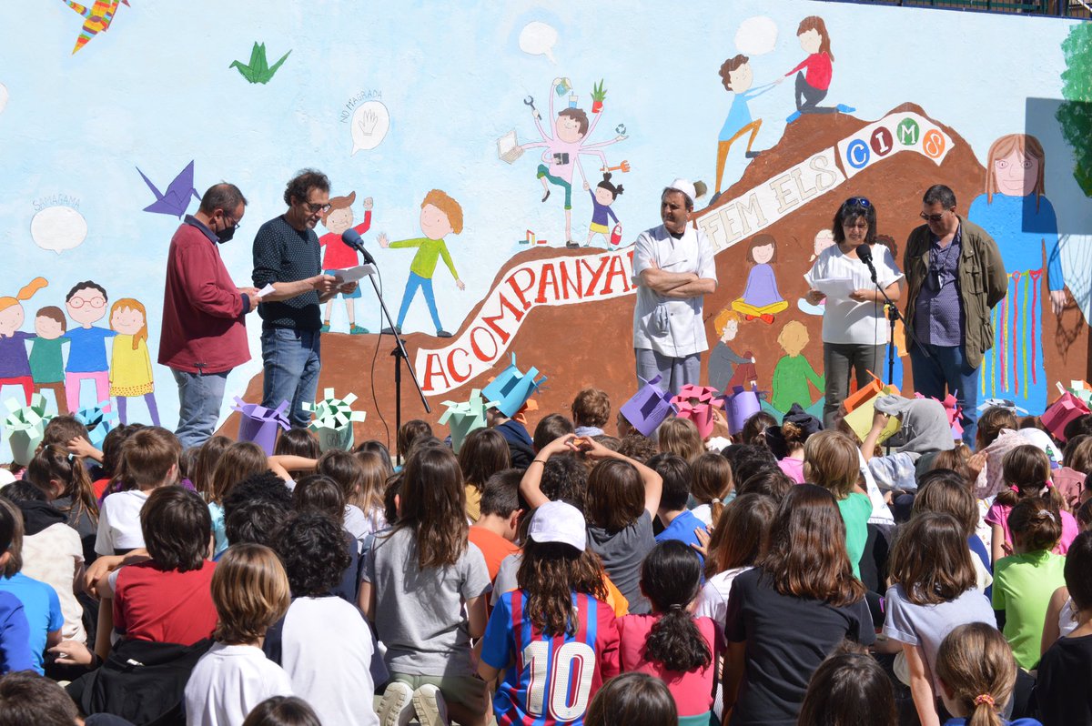 escolasadako's tweet photo. GRÀCIES, BLAS! Avui es jubila el Blas, el nostre cap de cuina des de fa 32 anys i tot l'alumnat de l'escola i el personal ens hem reunit a la Plaça per fer-li el comiat que es mereix. https://t.co/8vvCtmeHaM