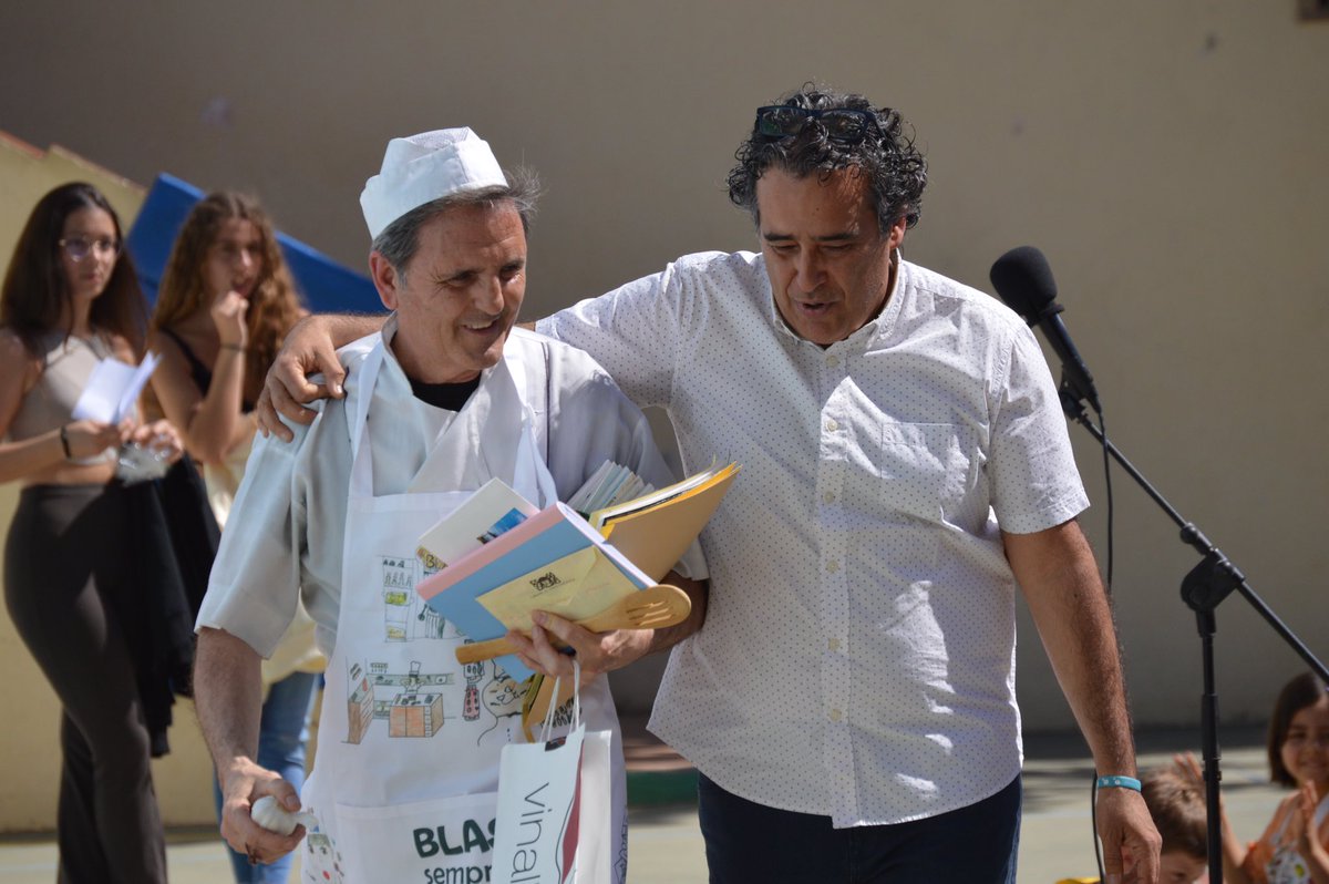 escolasadako's tweet photo. GRÀCIES, BLAS! Avui es jubila el Blas, el nostre cap de cuina des de fa 32 anys i tot l'alumnat de l'escola i el personal ens hem reunit a la Plaça per fer-li el comiat que es mereix. https://t.co/8vvCtmeHaM