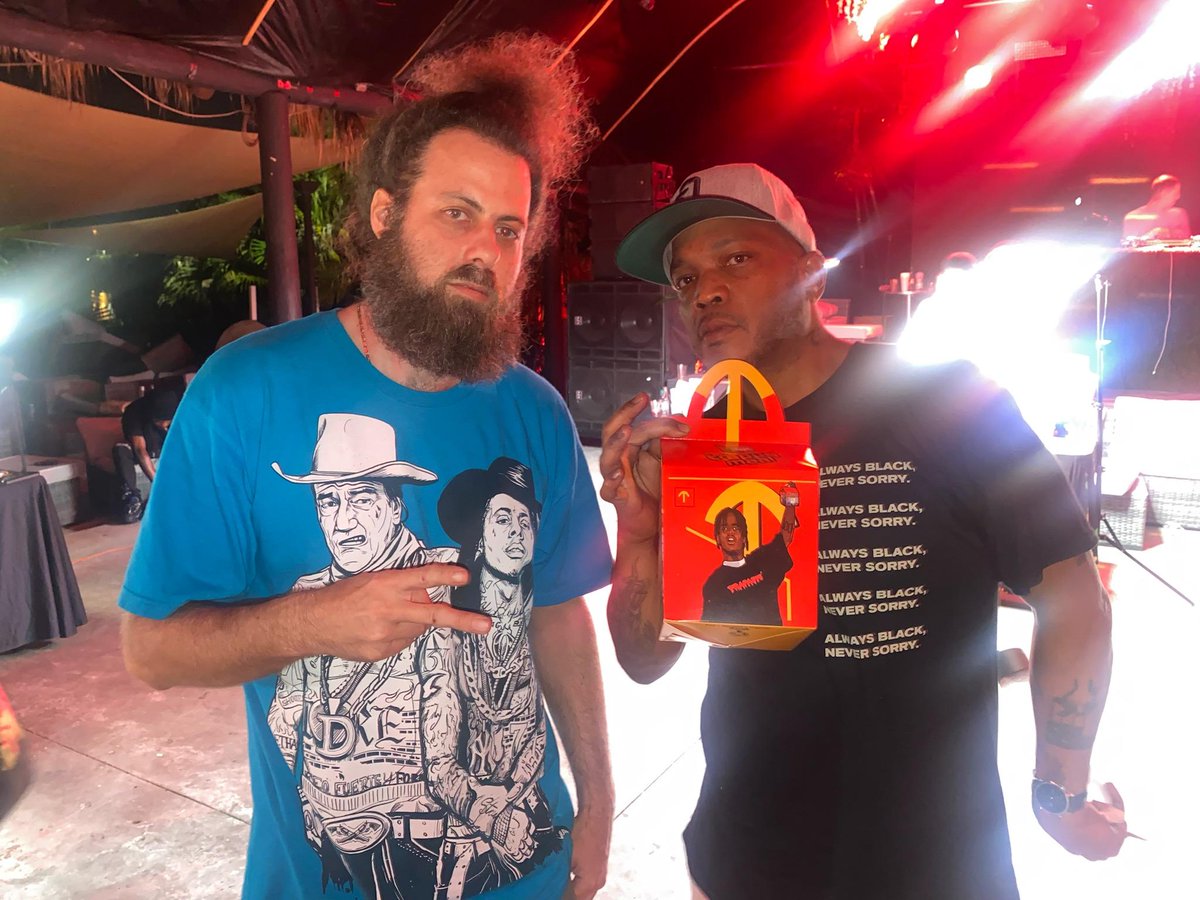PhosFateVET's tweet photo. @Quotez4Days × @stylesp holding court in @CityofTampa with #TrappyMeal by #Trapaste' #SaveTheARTS #ShopAWFS #PhosFateKIDZ @DJSuggablack @DJLeezy @djsandman813 @TheBeatTampa https://t.co/kbjAij7Afy