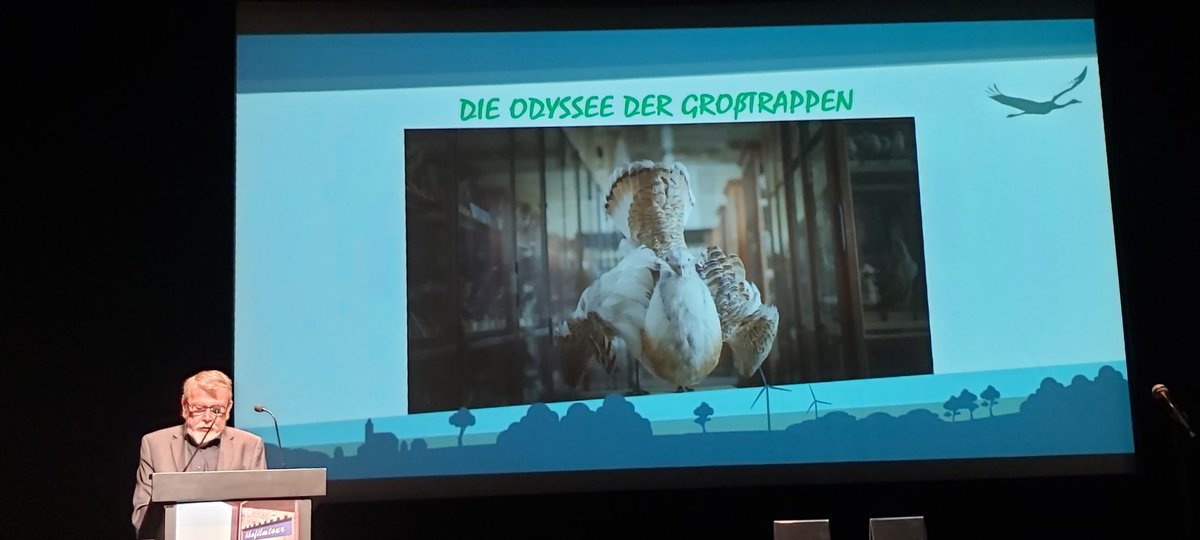 MLUKBrandenburg's tweet photo. "Die Odyssee der #Großtrappen" gewinnt den von @Vogel_Axel überreichten Horst-Stern-Preis von @naturvielfalt f.d. besten Naturfilm der @okofilmtour. Filmautor Henry M. Mix stiftet die 5.000€ Preisgeld #Brandenburg|s Großtrappenprojekt 😀
https://t.co/oLf3NT7ST1
@staatskanzleibb https://t.co/I1FcjpCYiT