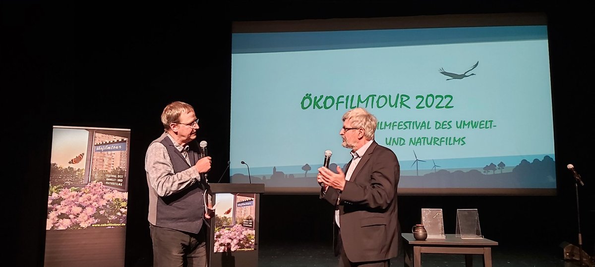 MLUKBrandenburg's tweet photo. "Die Odyssee der #Großtrappen" gewinnt den von @Vogel_Axel überreichten Horst-Stern-Preis von @naturvielfalt f.d. besten Naturfilm der @okofilmtour. Filmautor Henry M. Mix stiftet die 5.000€ Preisgeld #Brandenburg|s Großtrappenprojekt 😀
https://t.co/oLf3NT7ST1
@staatskanzleibb https://t.co/I1FcjpCYiT