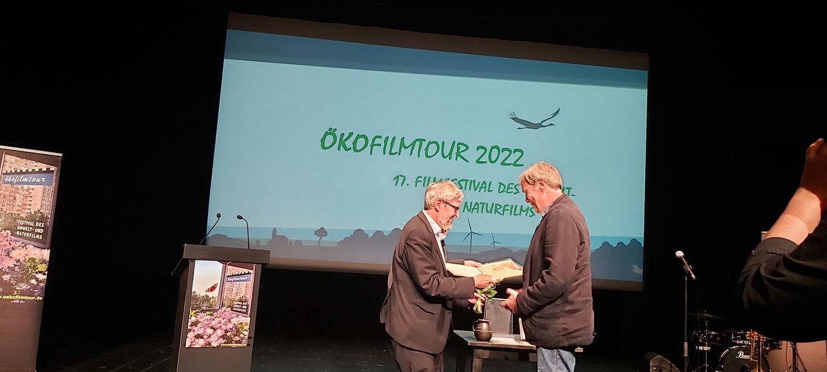 MLUKBrandenburg's tweet photo. "Die Odyssee der #Großtrappen" gewinnt den von @Vogel_Axel überreichten Horst-Stern-Preis von @naturvielfalt f.d. besten Naturfilm der @okofilmtour. Filmautor Henry M. Mix stiftet die 5.000€ Preisgeld #Brandenburg|s Großtrappenprojekt 😀
https://t.co/oLf3NT7ST1
@staatskanzleibb https://t.co/I1FcjpCYiT